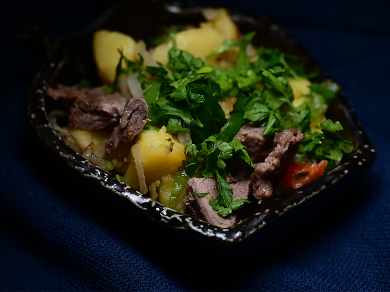 227) Roasted veal and potatoes 